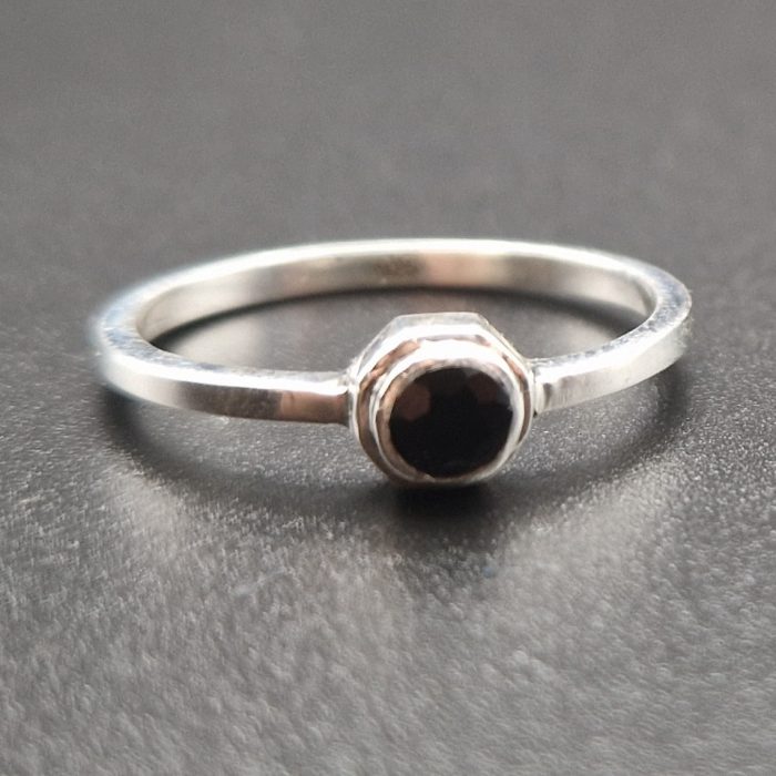 Velar Noir – Anello impilabile in argento e onice